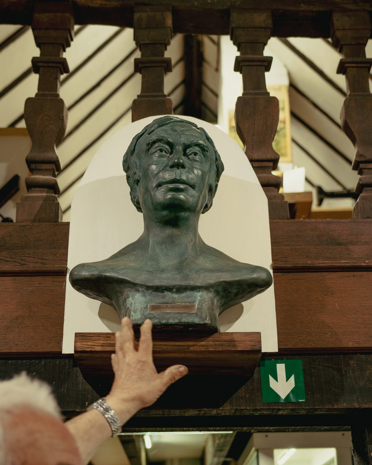Fernand Platbroot devant le buste en bronze du Docteur Georges André